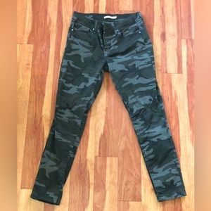 LEVI’S Women’s 711 Skinny Ankle in Camo Size 28 NWOT